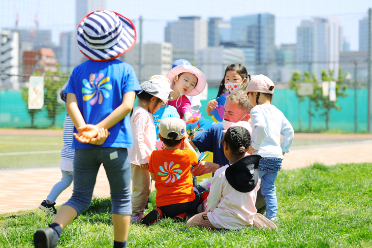 外で遊ぶ子どもたち