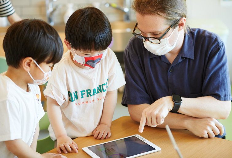 iPadを触る子どもたち