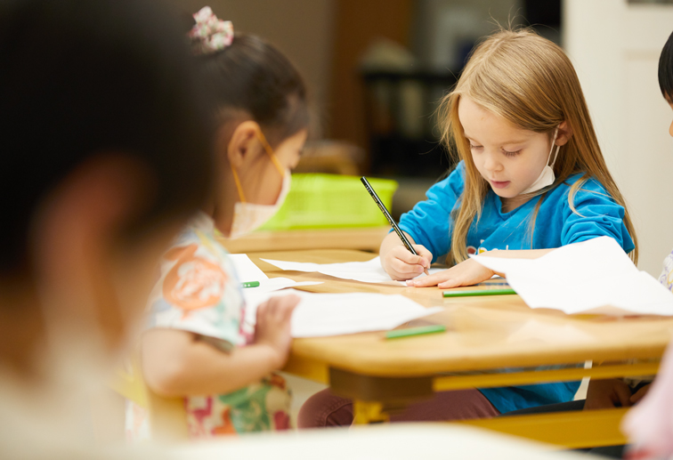 勉強をする子どもたち