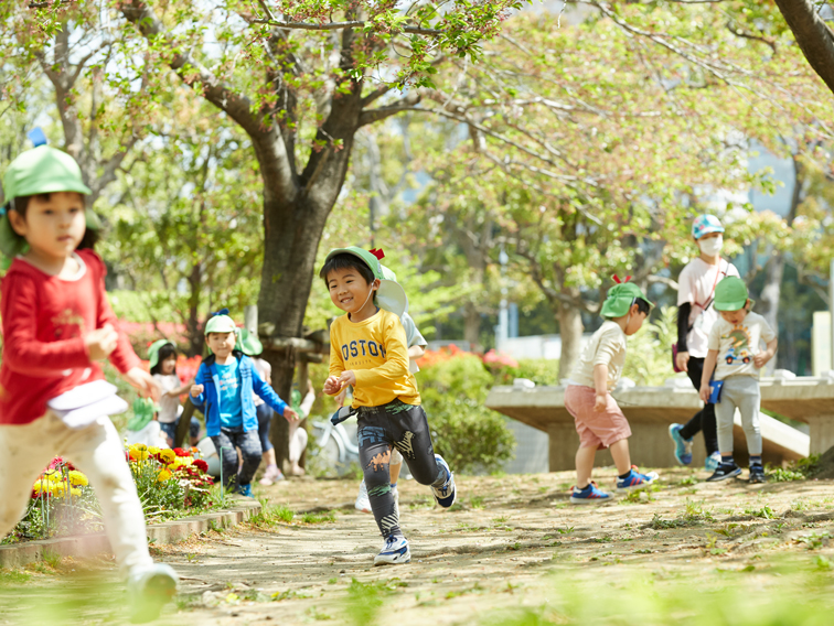 外で遊ぶ子どもたち