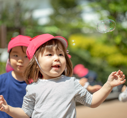 シャボン玉で遊ぶ子どもたち