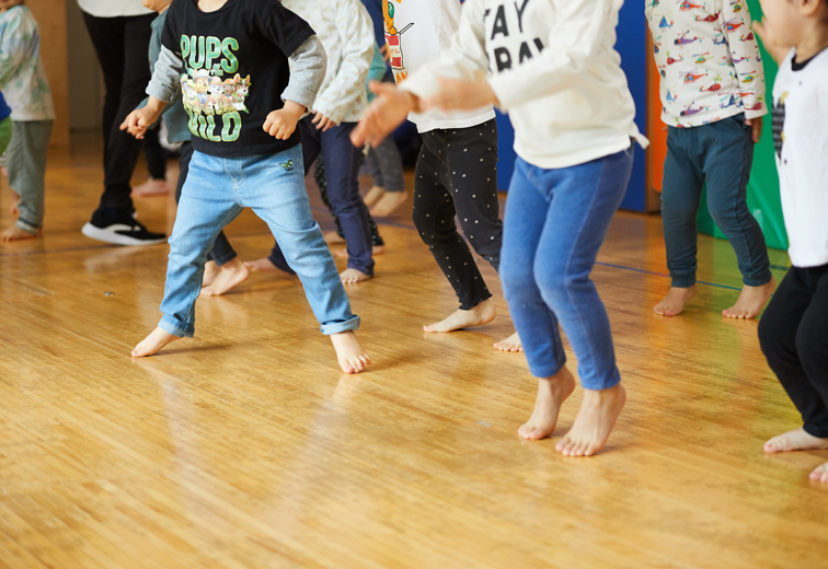 ダンスをする子どもたち