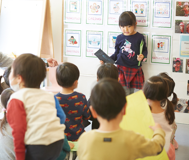 英語で発表をする子ども