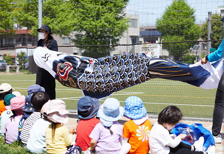 鯉のぼりを上げる子どもたち