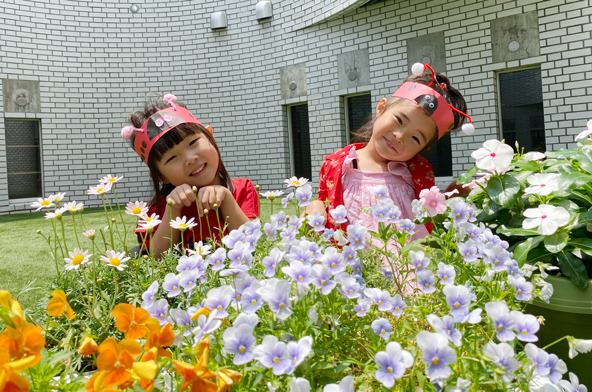 お花と遊ぶ子どもたち