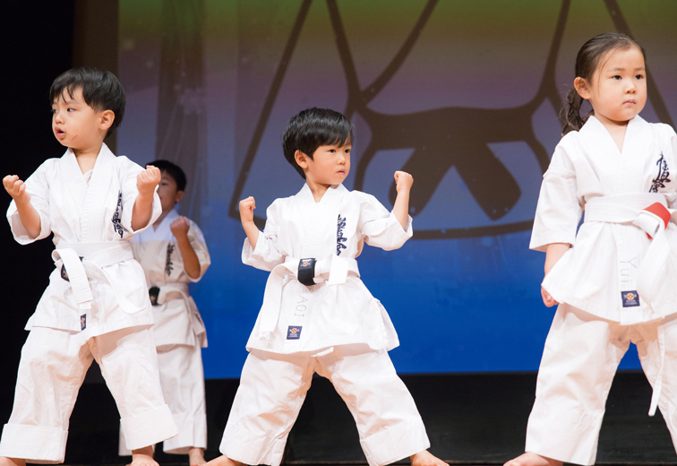 空手をする子どもたち