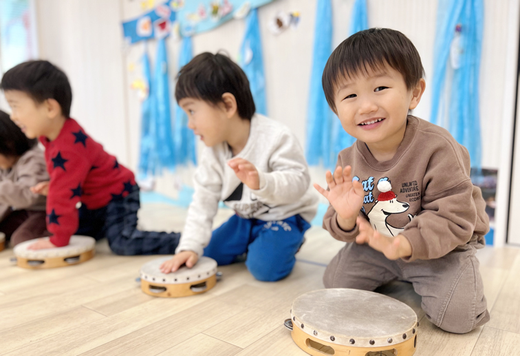 タンバリンを叩く子どもたち