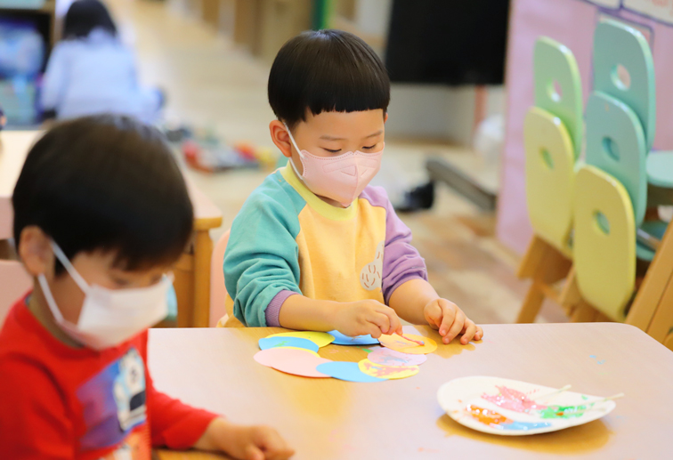 創作活動をする子どもたち