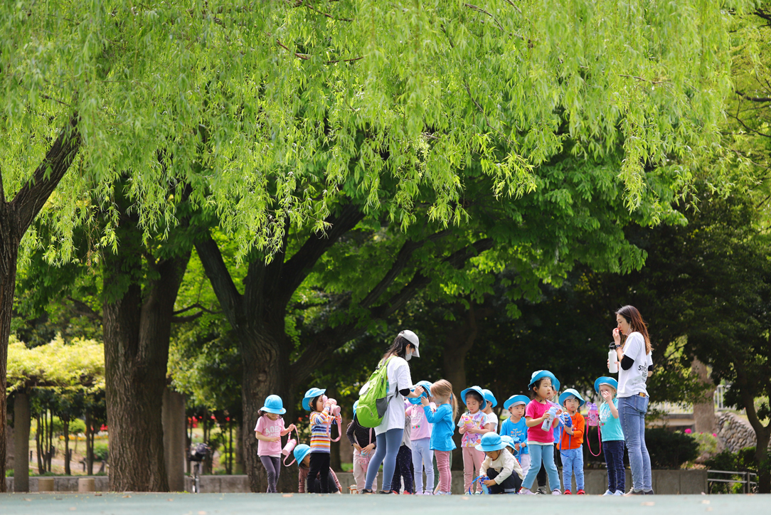 戸山公園で遊ぶ子どもたち