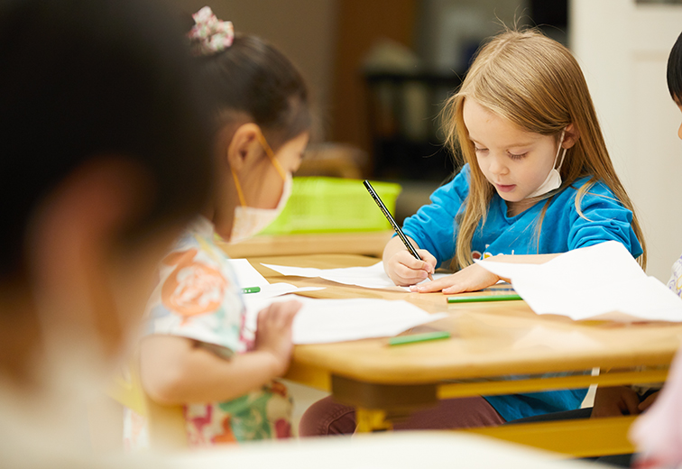 勉強する子どもたち