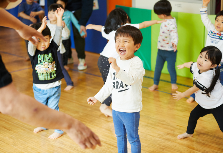 ダンスをする子どもたち