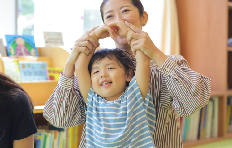 笑顔で遊ぶ子ども
