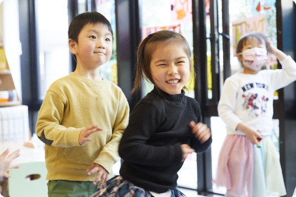 飛んで遊ぶ子どもたち