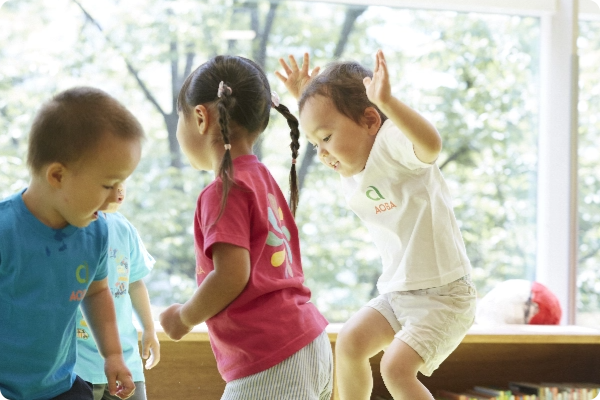 飛んで遊ぶ子どもたち