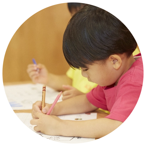 英語の勉強をする子ども