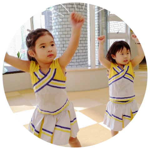 チアダンスをする子ども