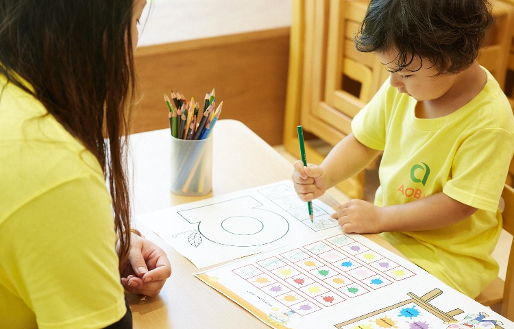 絵を描く子ども