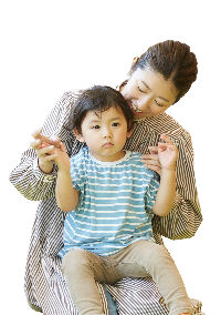 先生と遊ぶ子ども