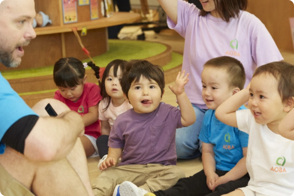 手を挙げる子どもたち