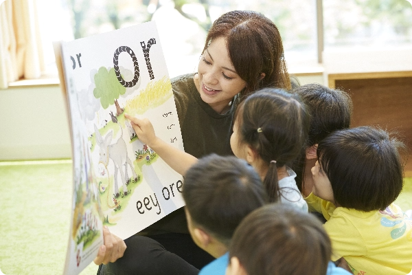 紙芝居を読む子どもたち