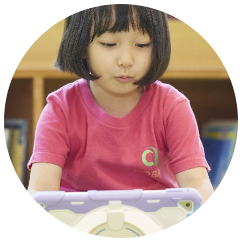 プログラミングをする子ども